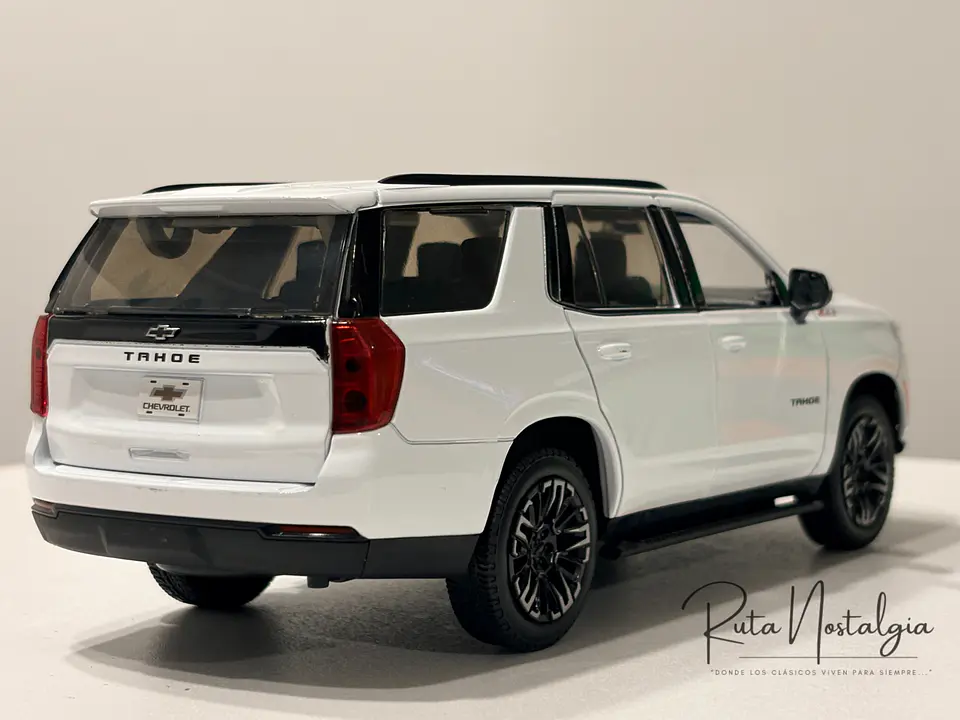 Camioneta Chevrolet Tahoe Z71 (2025) | Motormax 1:24 9