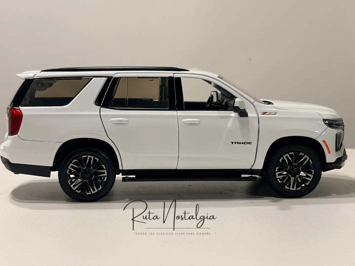 Camioneta Chevrolet Tahoe Z71 (2025) | Motormax 1:24 10