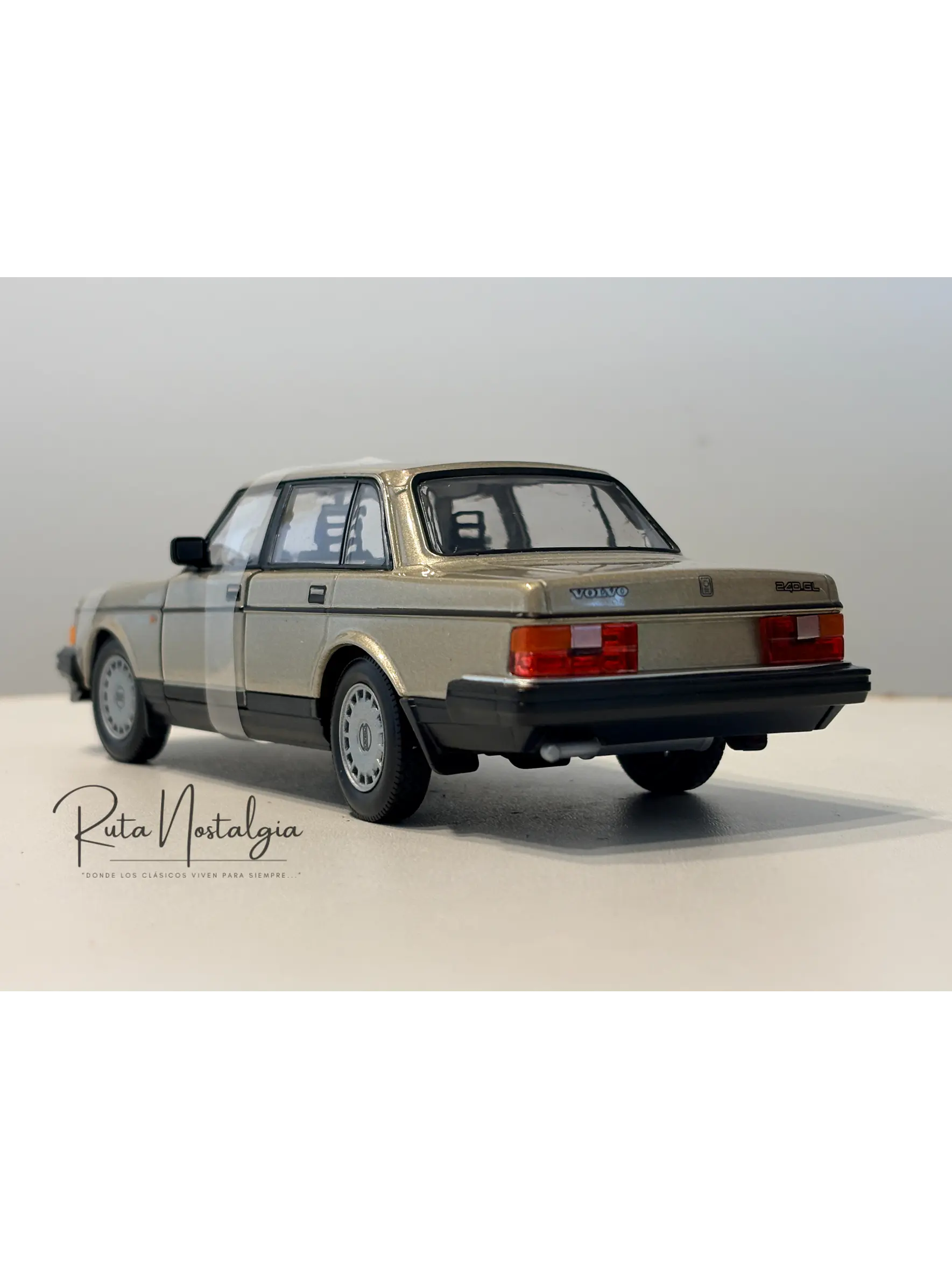 Volvo 240 GL | Welly 1:24 | Auto antiguo de colección 7