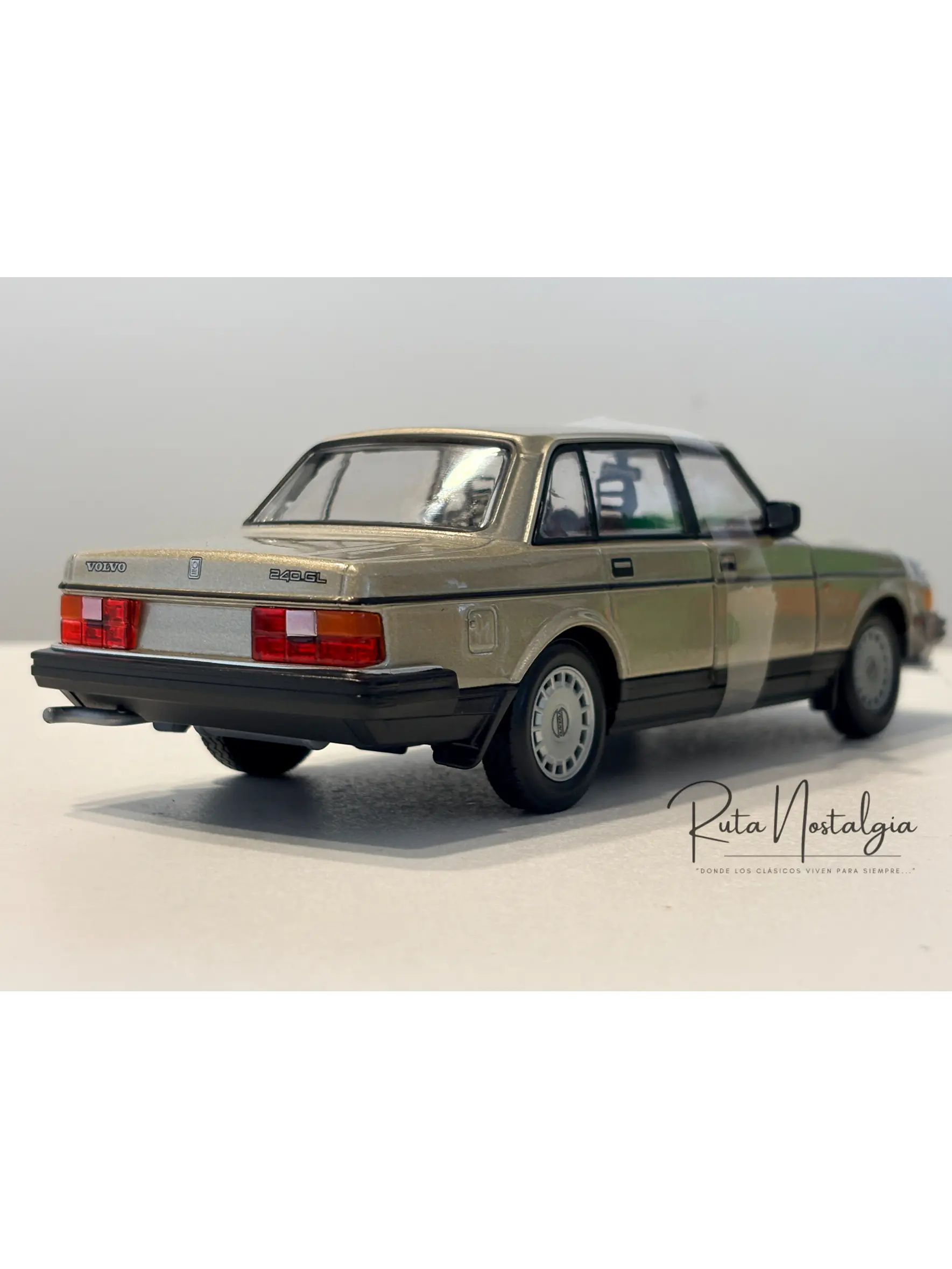 Volvo 240 GL | Welly 1:24 | Auto antiguo de colección 8