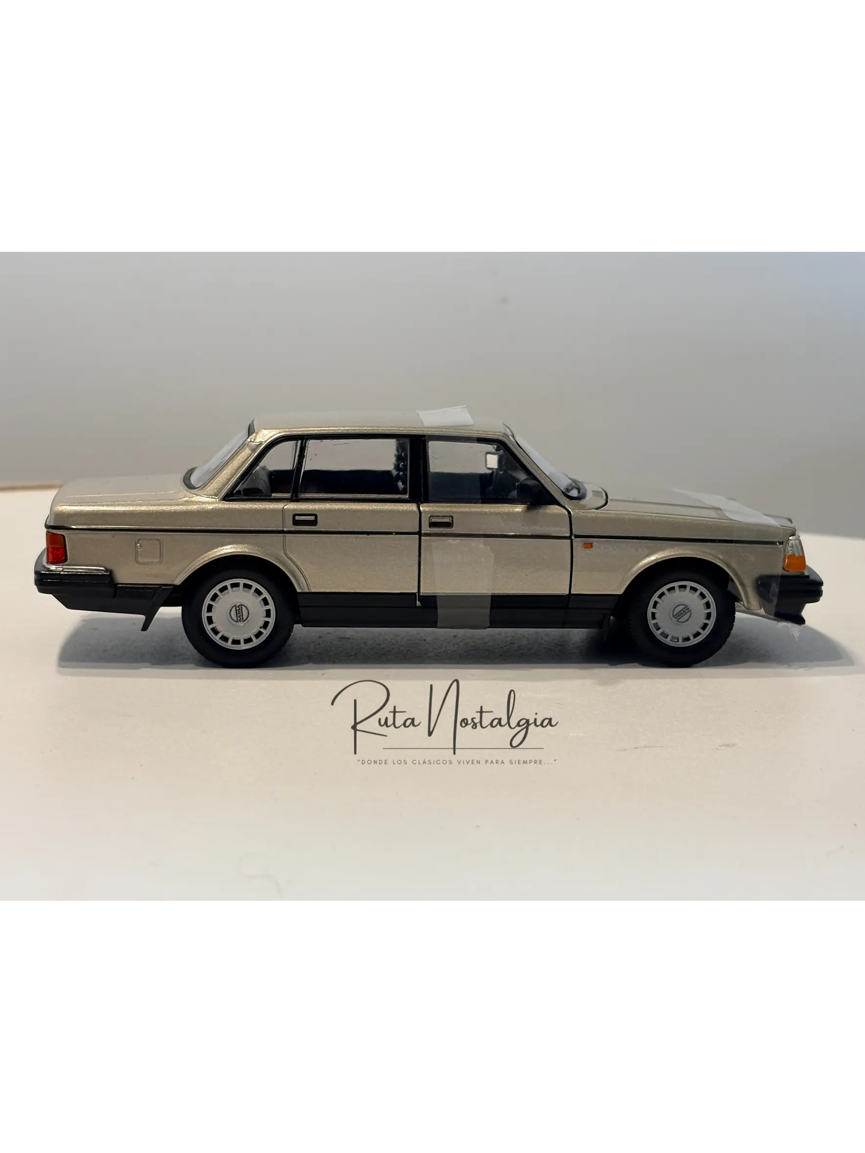 Volvo 240 GL | Welly 1:24 | Auto antiguo de colección 9