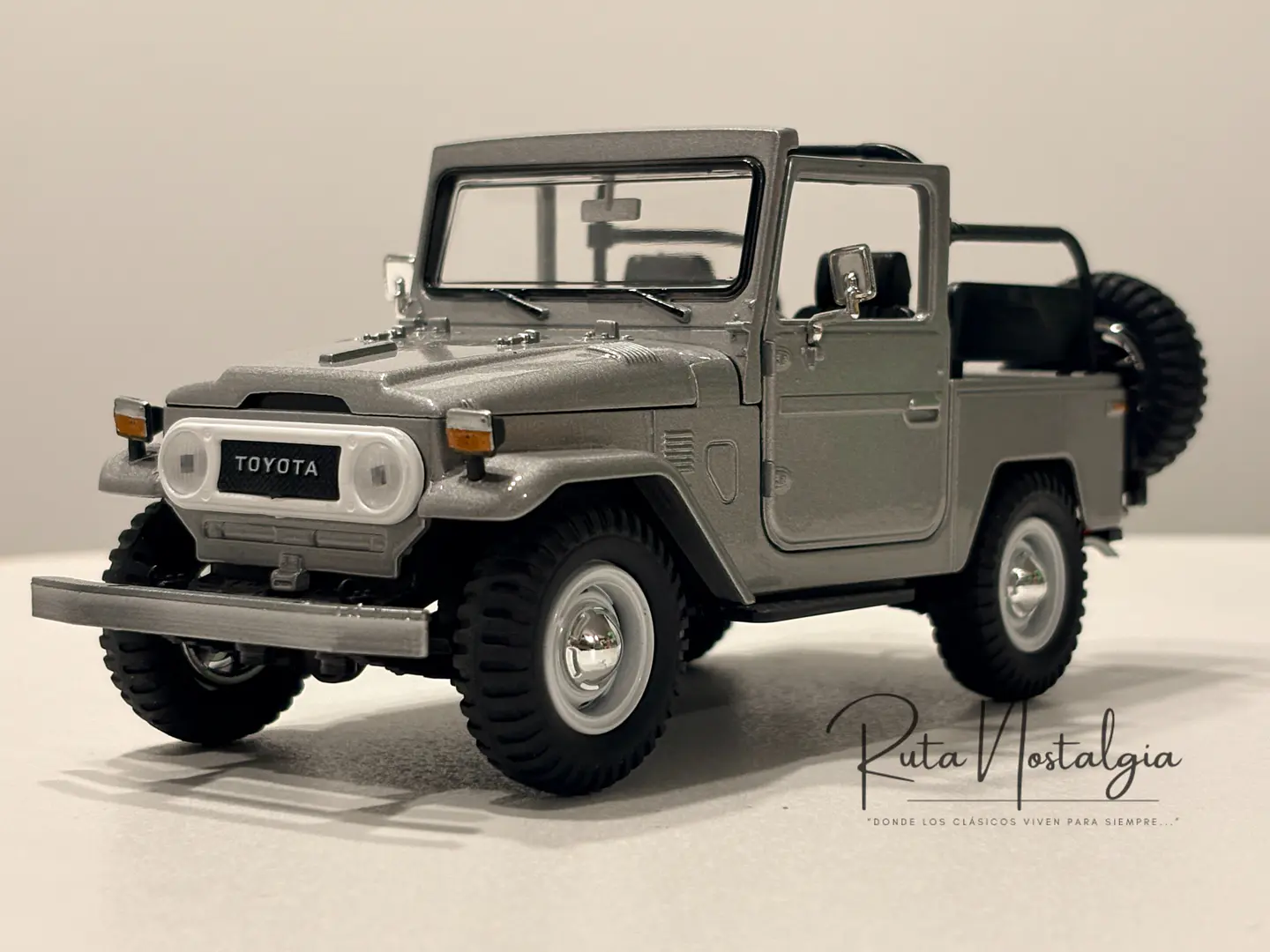 Camioneta Toyota FJ40 Land Cruiser 4x4 | Motormax 1:24 1