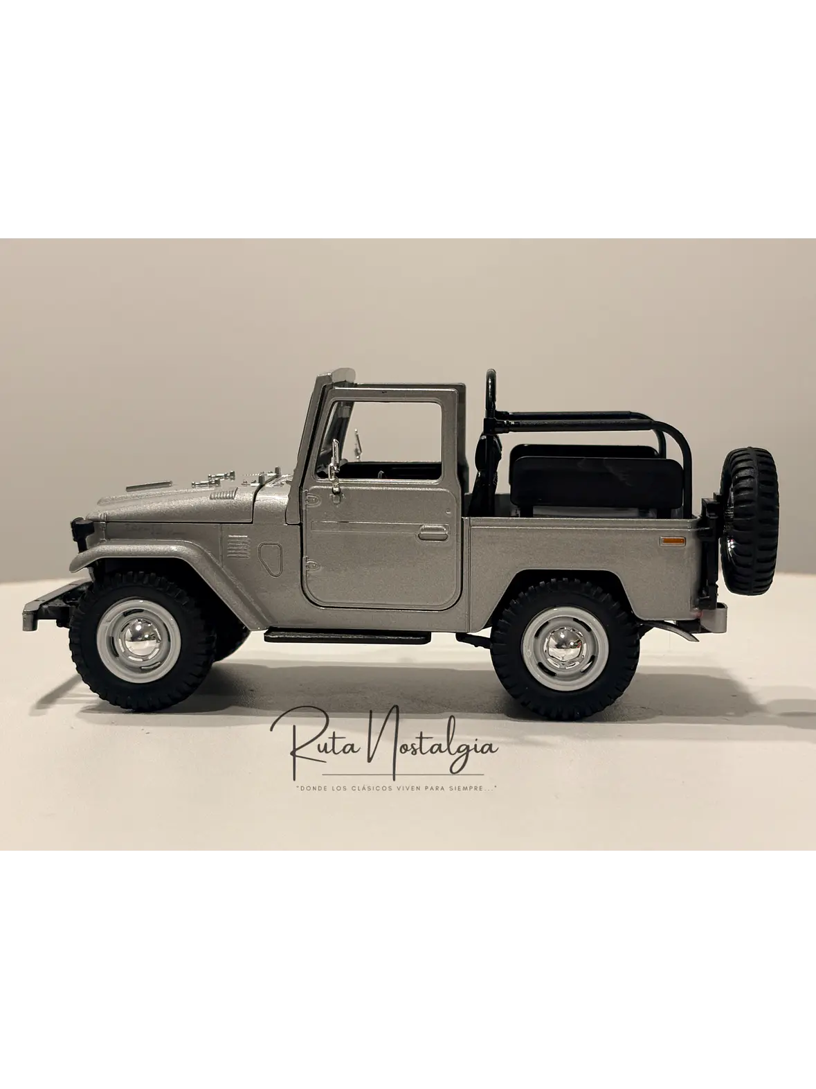 Toyota FJ40 Land Cruiser — Motormax Platinum Collection 1:24 | 4x4 clásico de colección 7