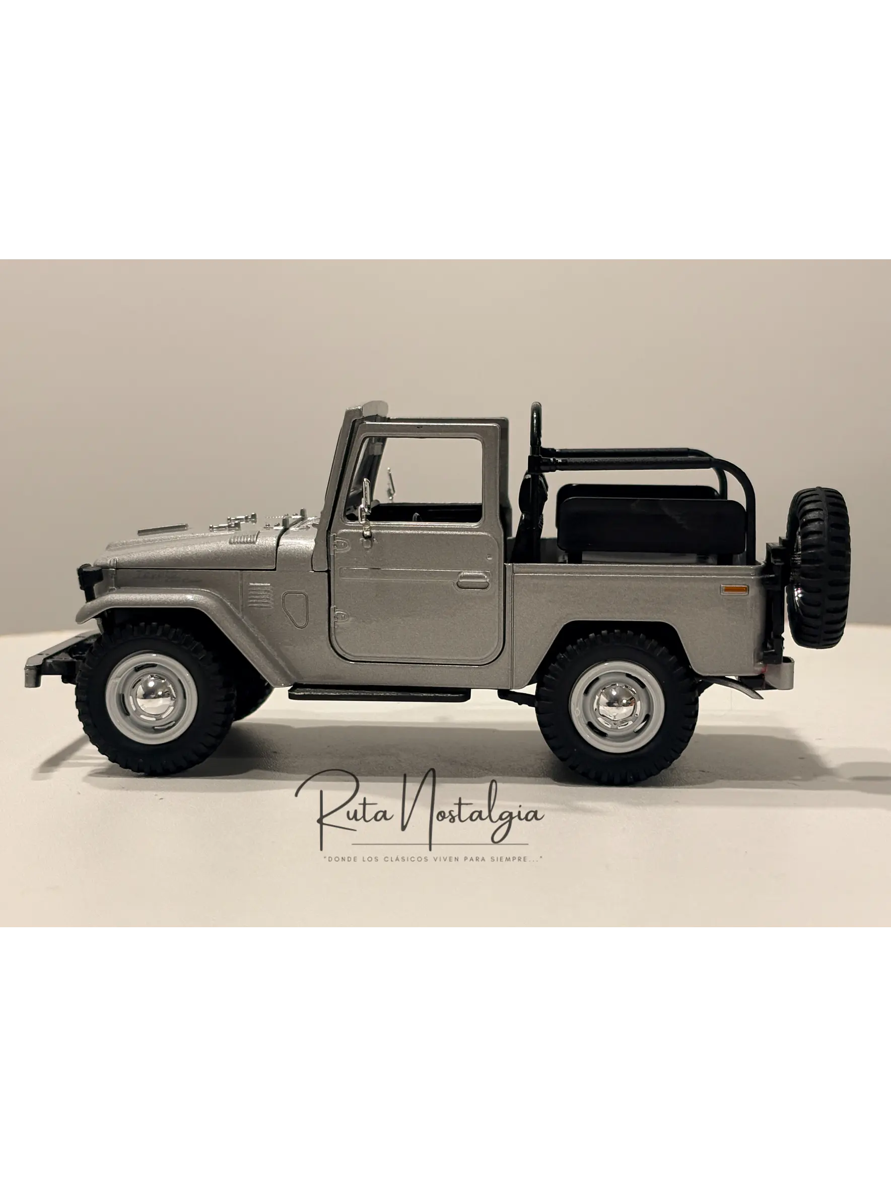 Toyota FJ40 Land Cruiser — Motormax Platinum Collection 1:24 | 4x4 clásico de colección 7