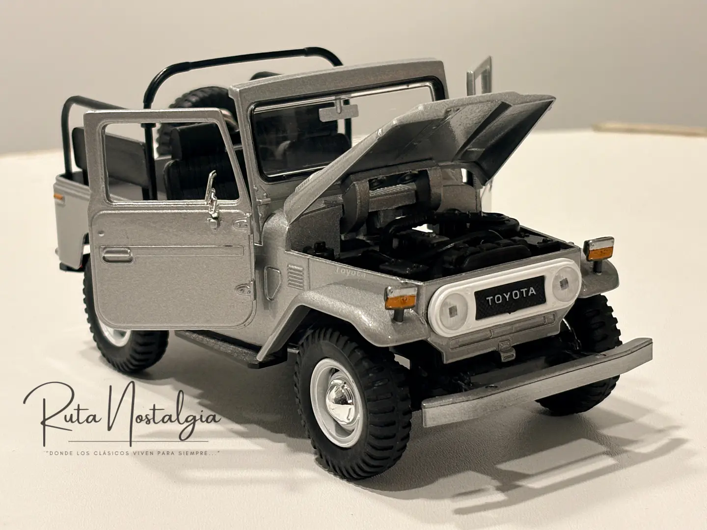 Camioneta Toyota FJ40 Land Cruiser 4x4 | Motormax 1:24 3