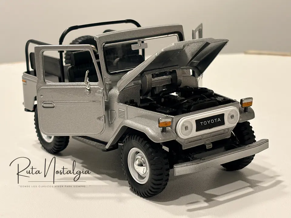 Camioneta Toyota FJ40 Land Cruiser 4x4 | Motormax 1:24 3