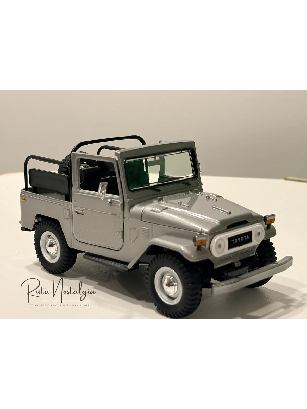 Toyota FJ40 Land Cruiser — Motormax Platinum Collection 1:24 | 4x4 clásico de colección 1