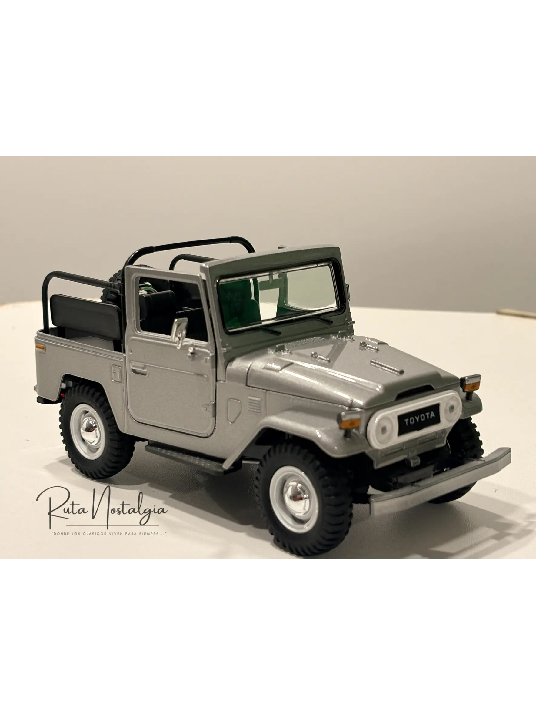 Toyota FJ40 Land Cruiser — Motormax Platinum Collection 1:24 | 4x4 clásico de colección 1