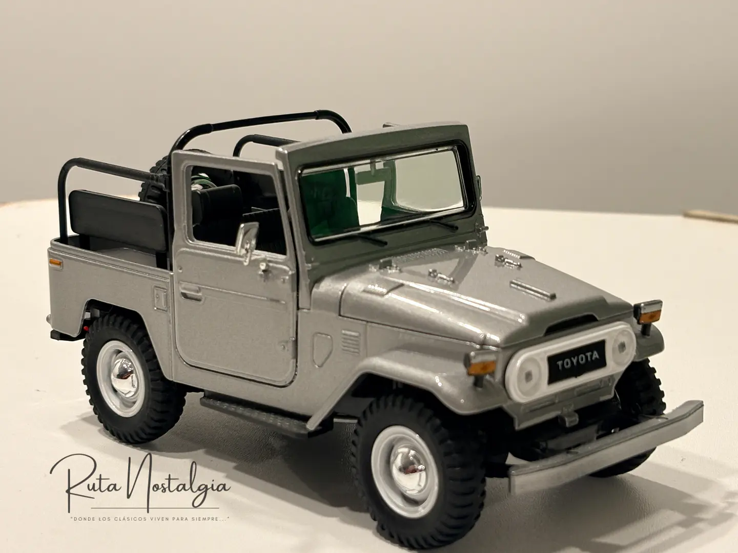 Camioneta Toyota FJ40 Land Cruiser 4x4 | Motormax 1:24 11