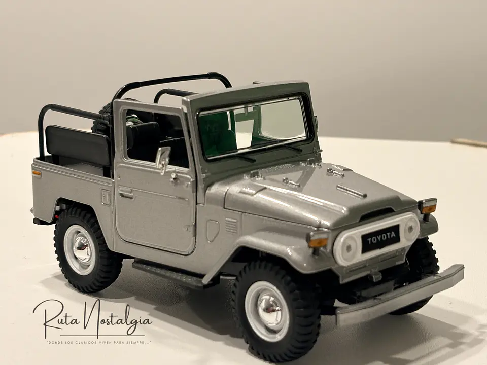 Camioneta Toyota FJ40 Land Cruiser 4x4 | Motormax 1:24 11