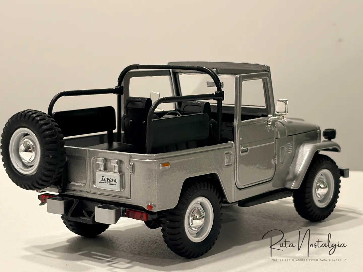 Camioneta Toyota FJ40 Land Cruiser 4x4 | Motormax 1:24 9