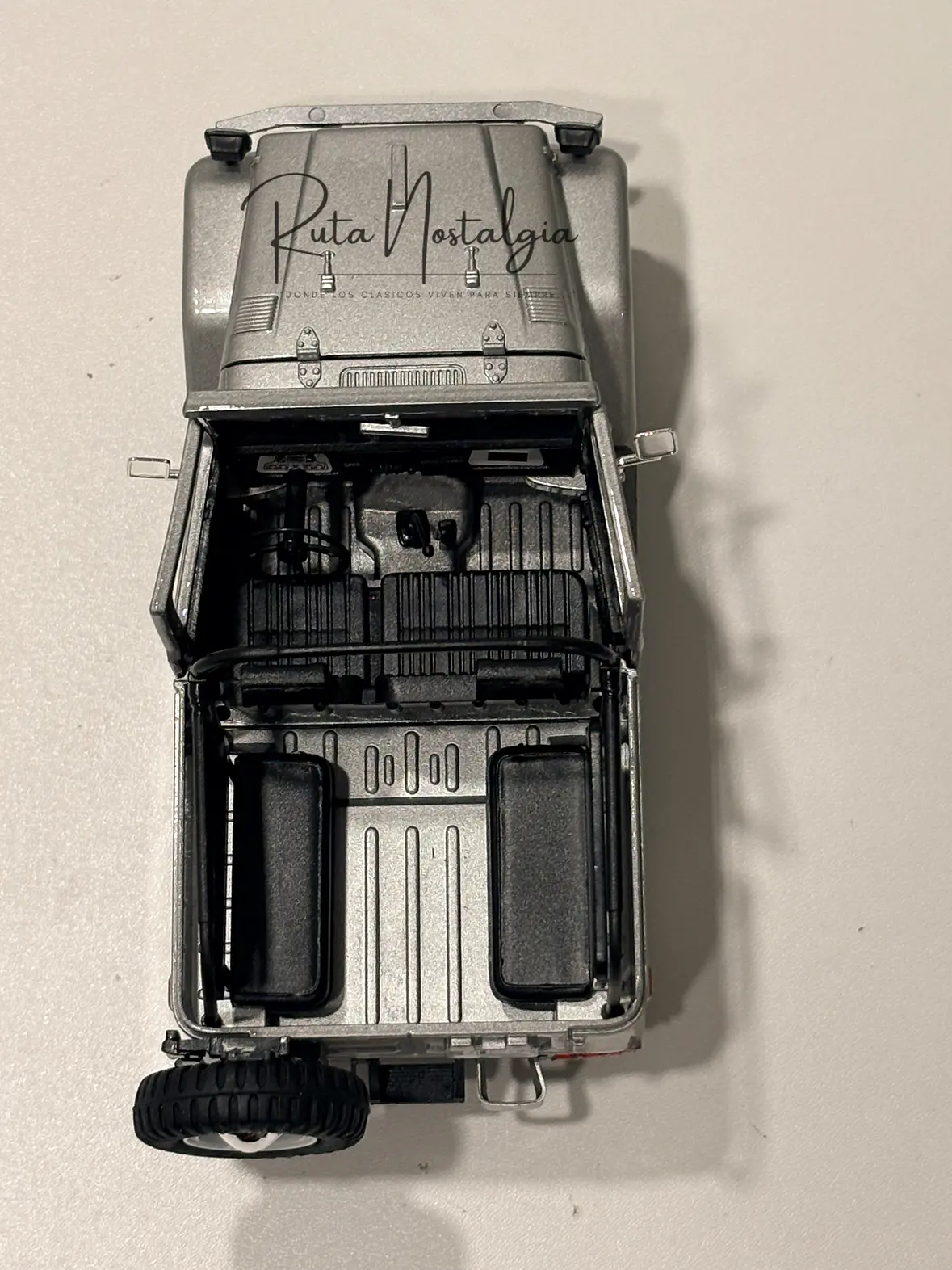 Toyota FJ40 Land Cruiser — Motormax Platinum Collection 1:24 | 4x4 clásico de colección 9