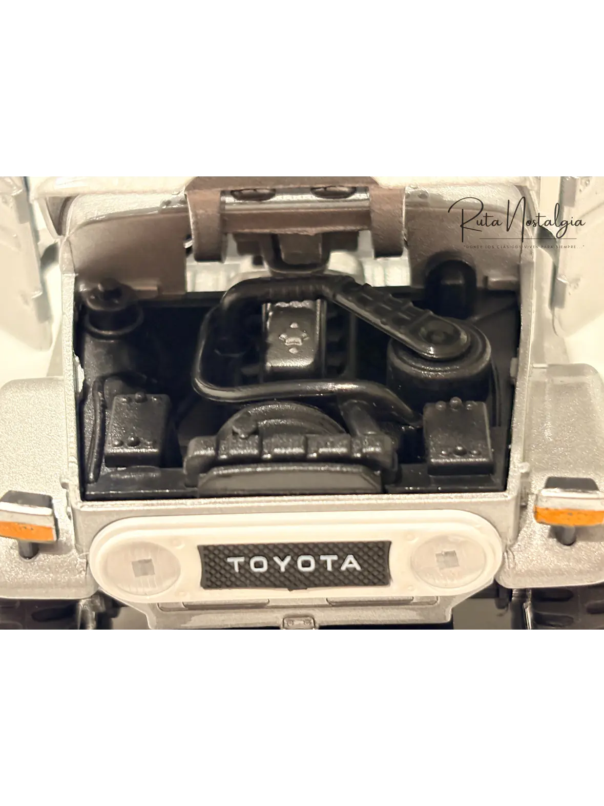 Toyota FJ40 Land Cruiser — Motormax Platinum Collection 1:24 | 4x4 clásico de colección 4