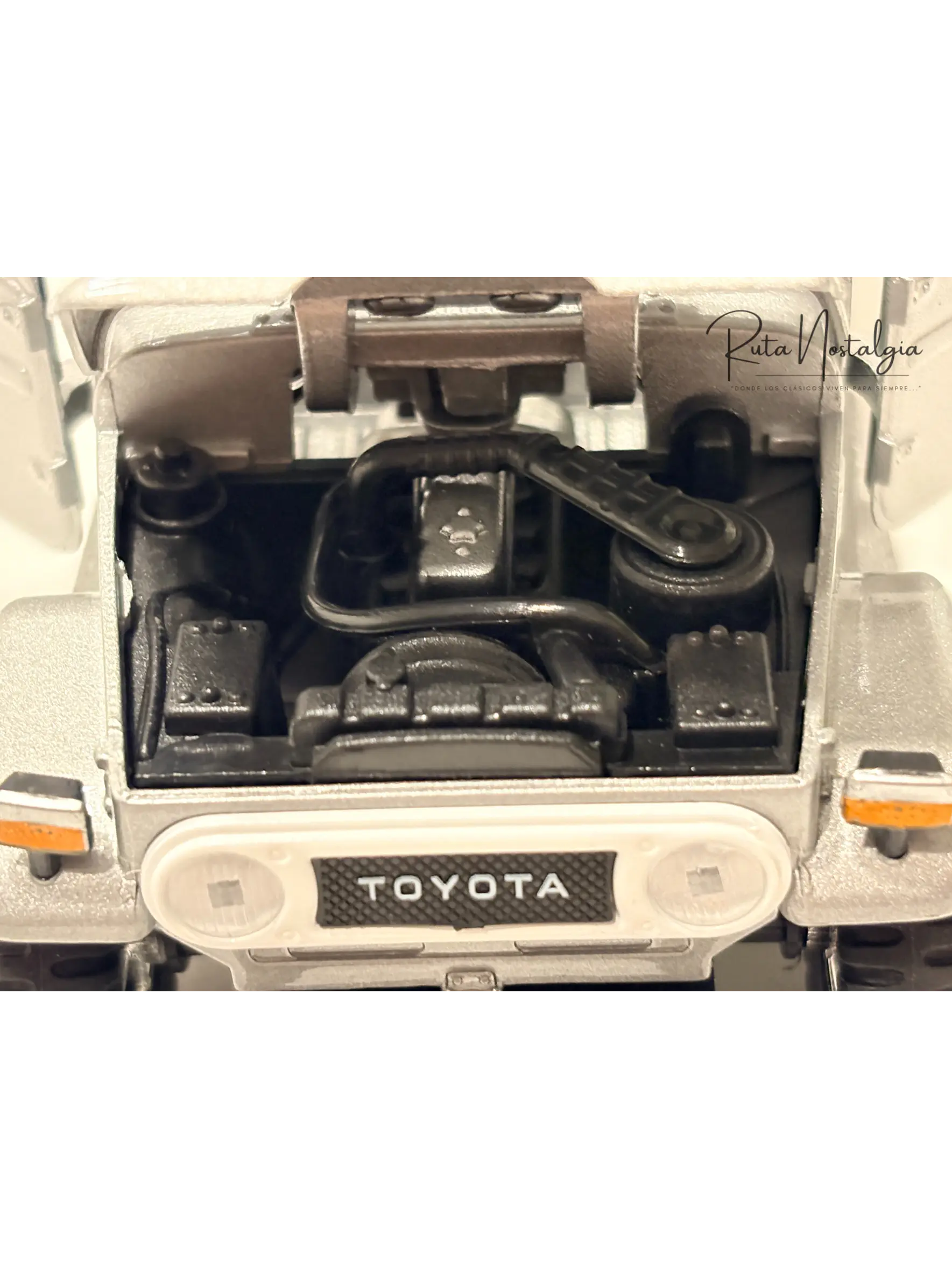 Toyota FJ40 Land Cruiser — Motormax Platinum Collection 1:24 | 4x4 clásico de colección 4