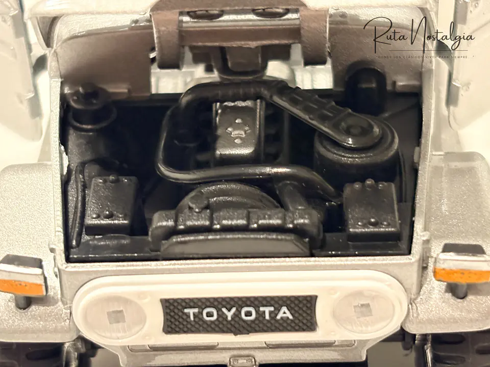 Camioneta Toyota FJ40 Land Cruiser 4x4 | Motormax 1:24 4