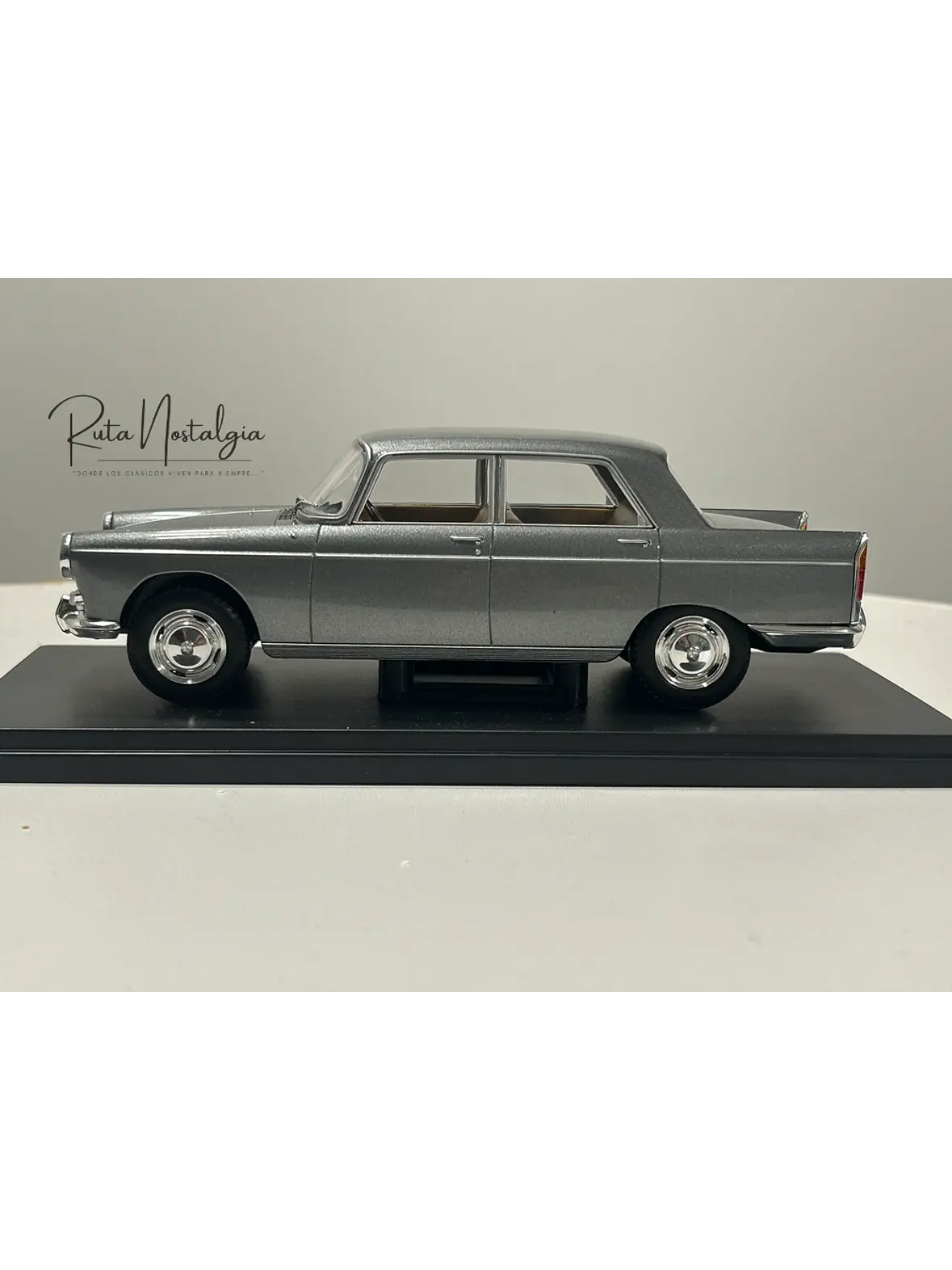 Peugeot 404 1960 — WhiteBox 1:24 | Gris Metálico | El auto familiar chileno de los 60s 8