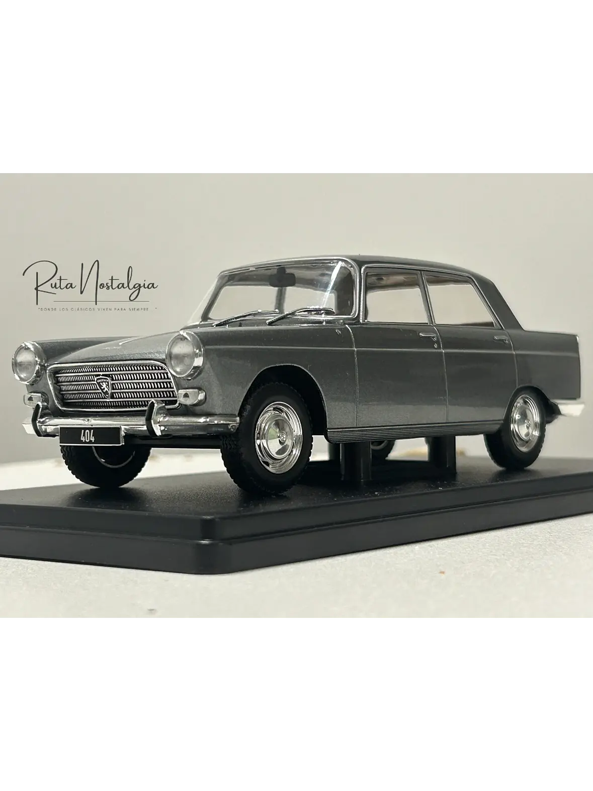 Peugeot 404 1960 — WhiteBox 1:24 | Gris Metálico | El auto familiar chileno de los 60s 1
