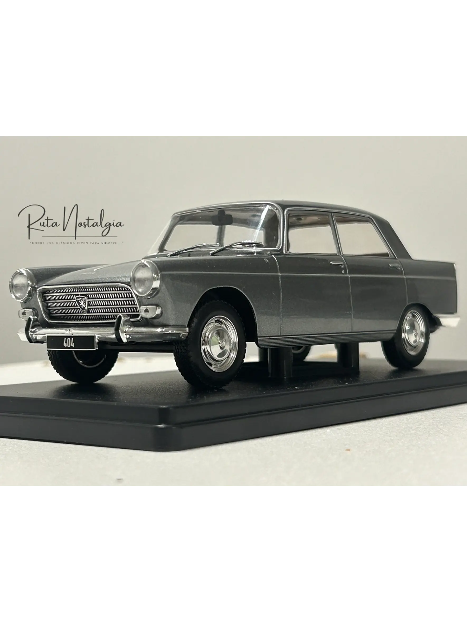 Peugeot 404 1960 — WhiteBox 1:24 | Gris Metálico | El auto familiar chileno de los 60s 1