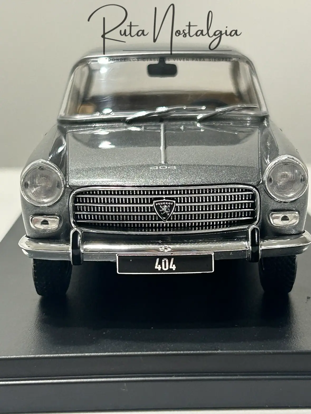 Peugeot 404 1960 — WhiteBox 1:24 | Gris Metálico | El auto familiar chileno de los 60s 2
