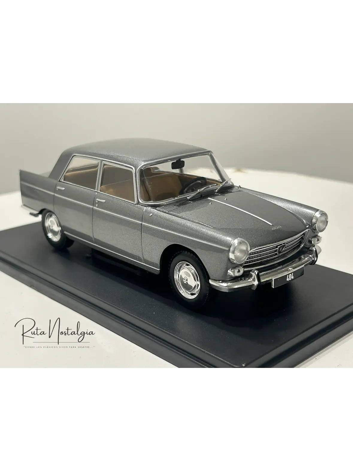 Peugeot 404 1960 — WhiteBox 1:24 | Gris Metálico | El auto familiar chileno de los 60s 3