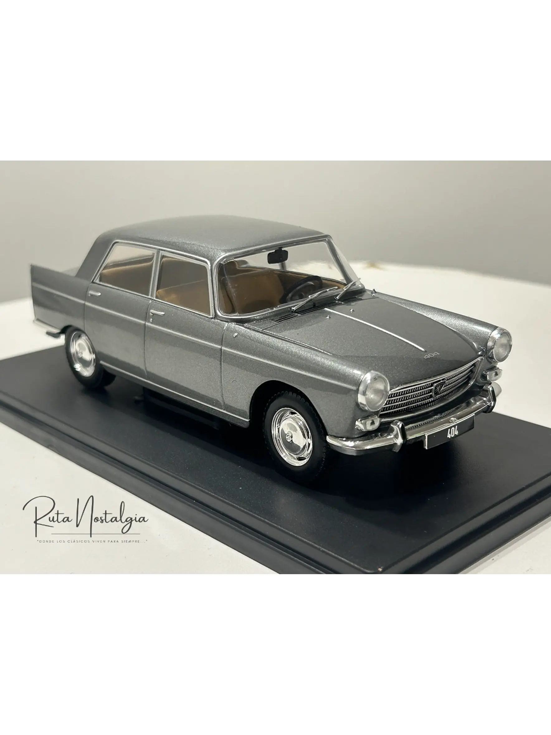 Peugeot 404 1960 — WhiteBox 1:24 | Gris Metálico | El auto familiar chileno de los 60s 3
