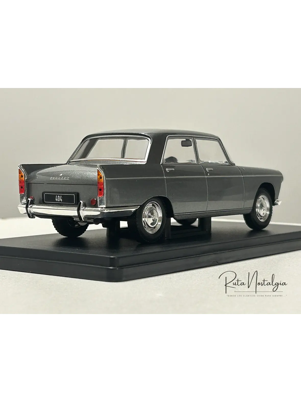 Peugeot 404 1960 — WhiteBox 1:24 | Gris Metálico | El auto familiar chileno de los 60s 5