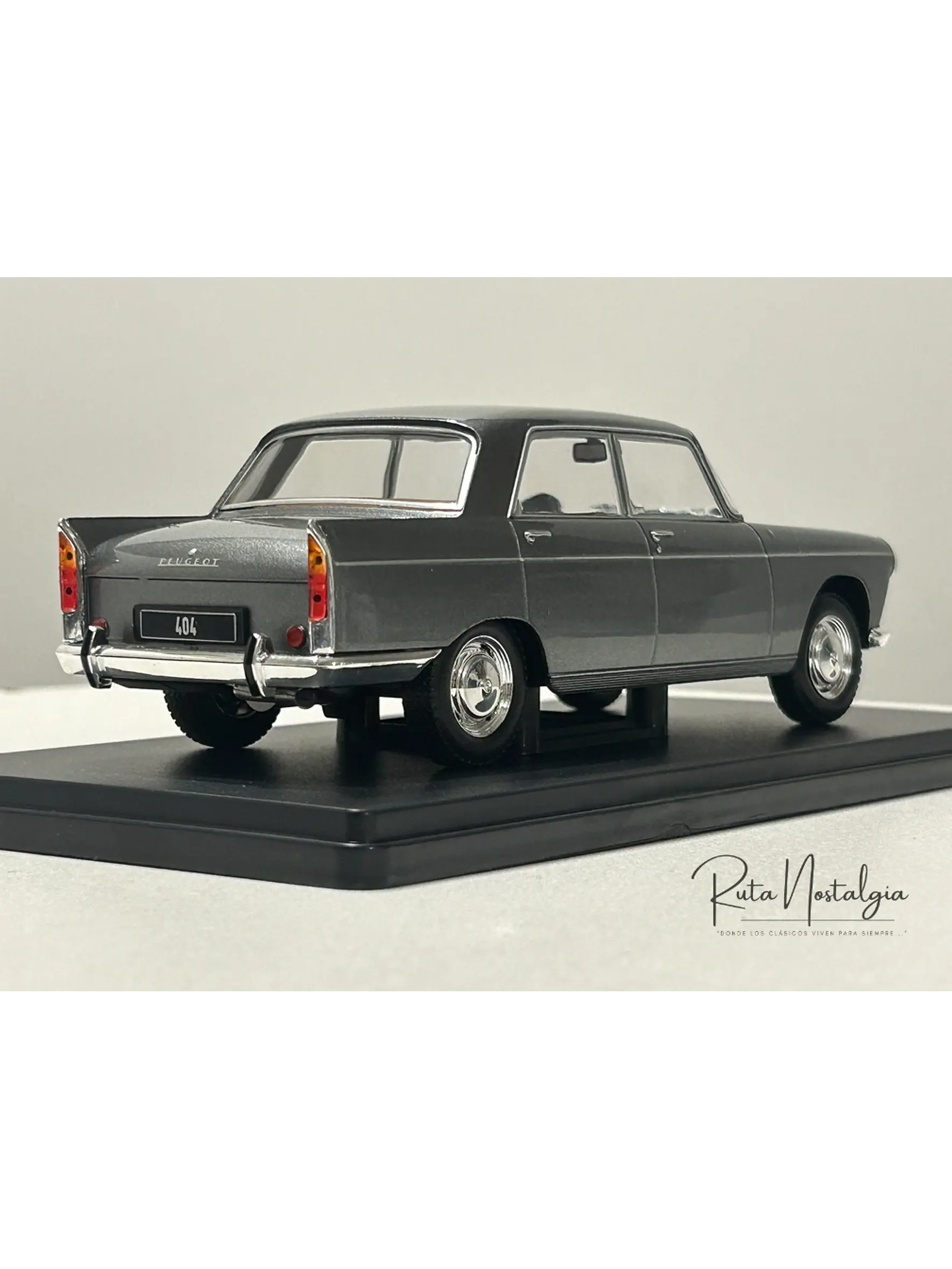 Peugeot 404 1960 — WhiteBox 1:24 | Gris Metálico | El auto familiar chileno de los 60s 5