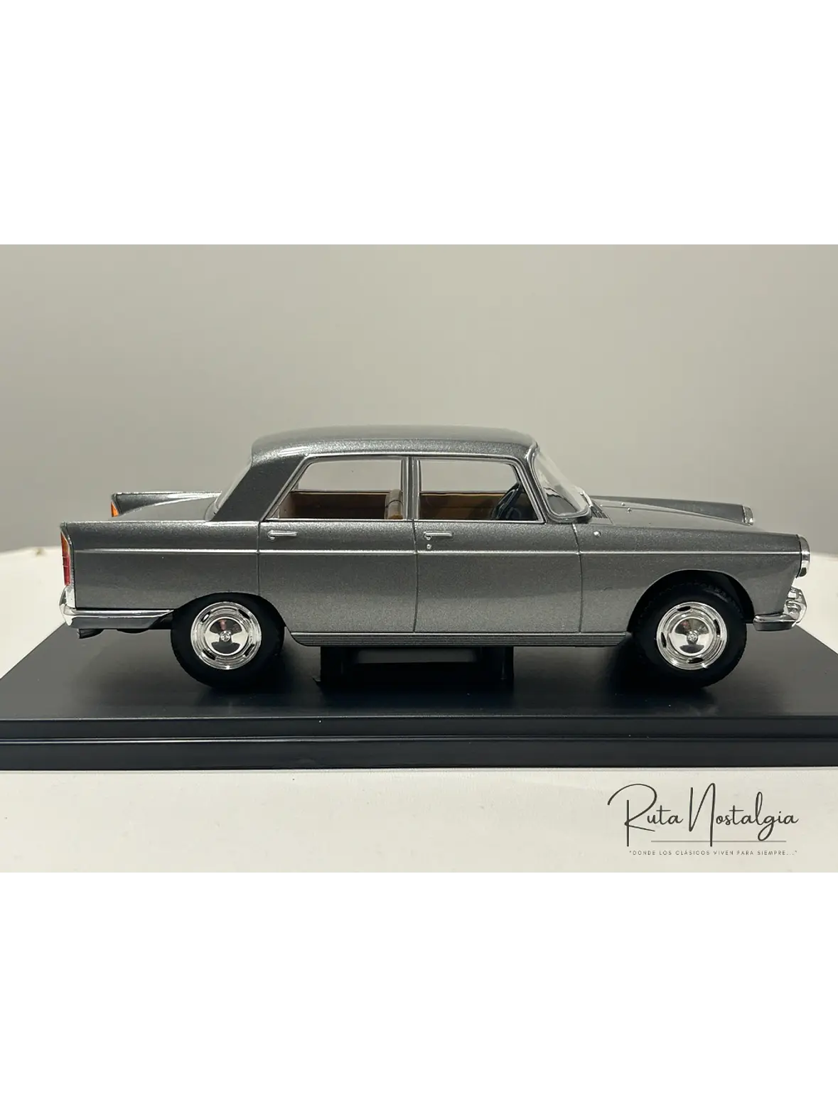 Peugeot 404 1960 — WhiteBox 1:24 | Gris Metálico | El auto familiar chileno de los 60s 4