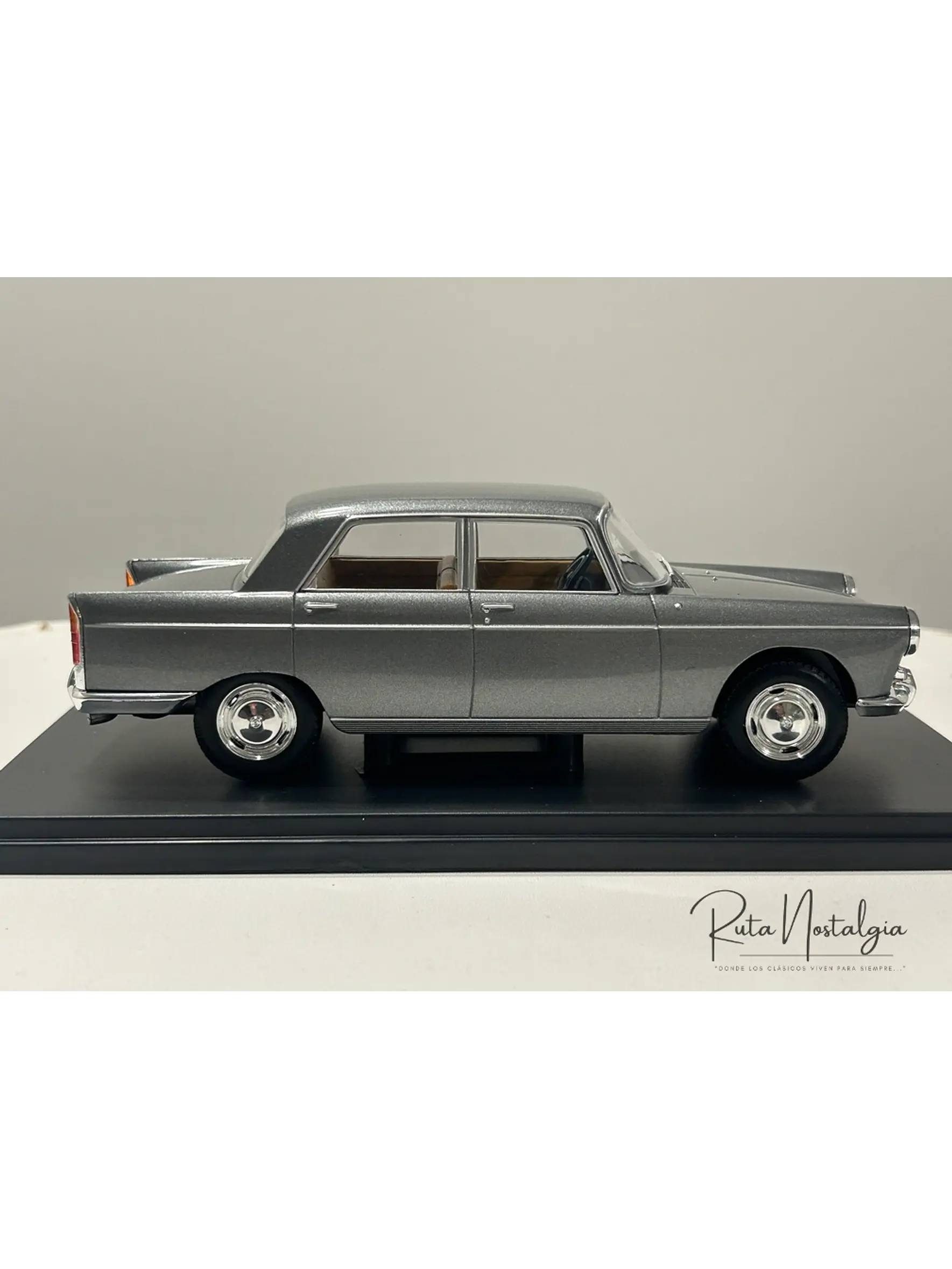 Peugeot 404 1960 — WhiteBox 1:24 | Gris Metálico | El auto familiar chileno de los 60s 4