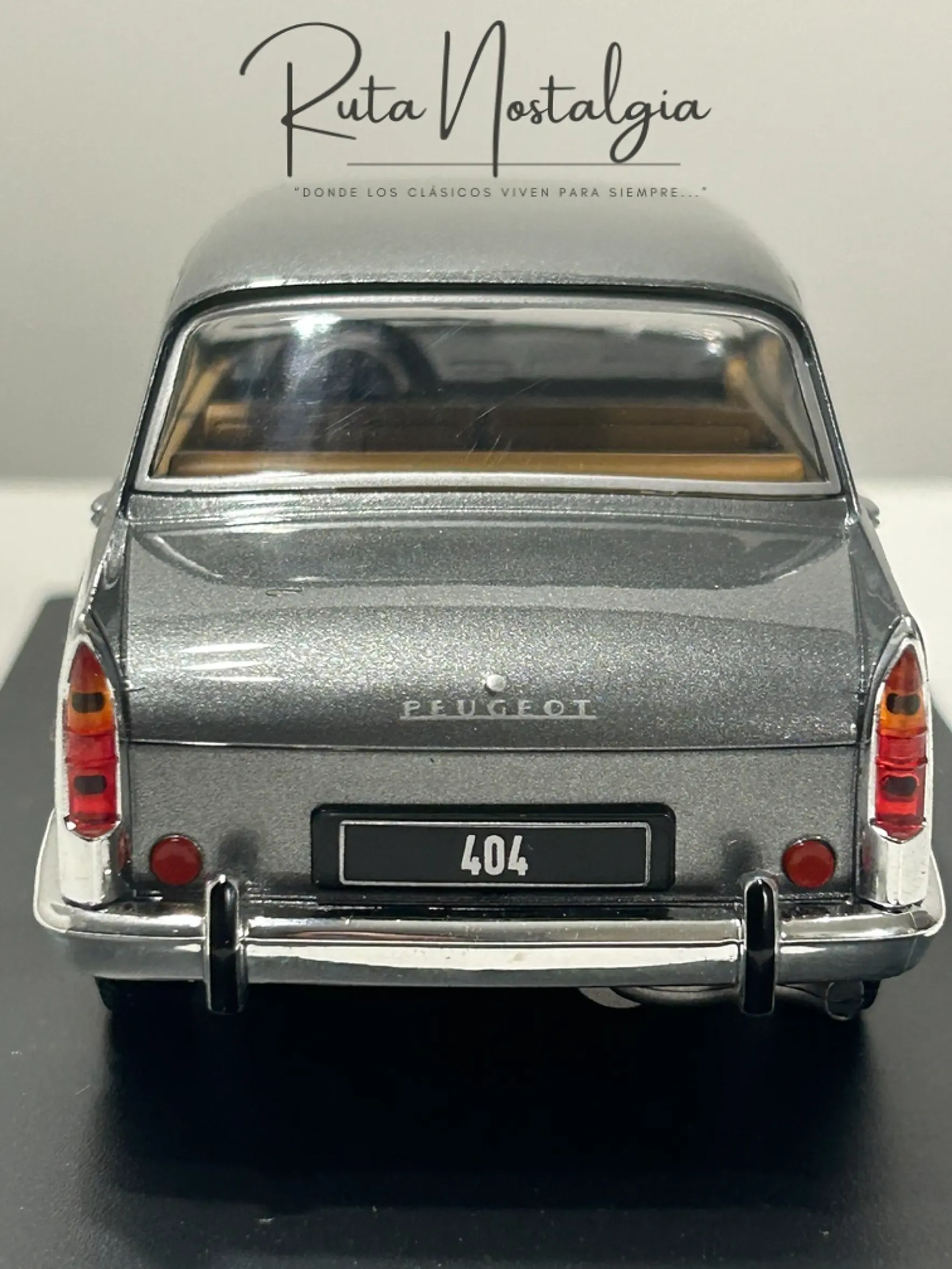 Peugeot 404 1960 — WhiteBox 1:24 | Gris Metálico | El auto familiar chileno de los 60s 6