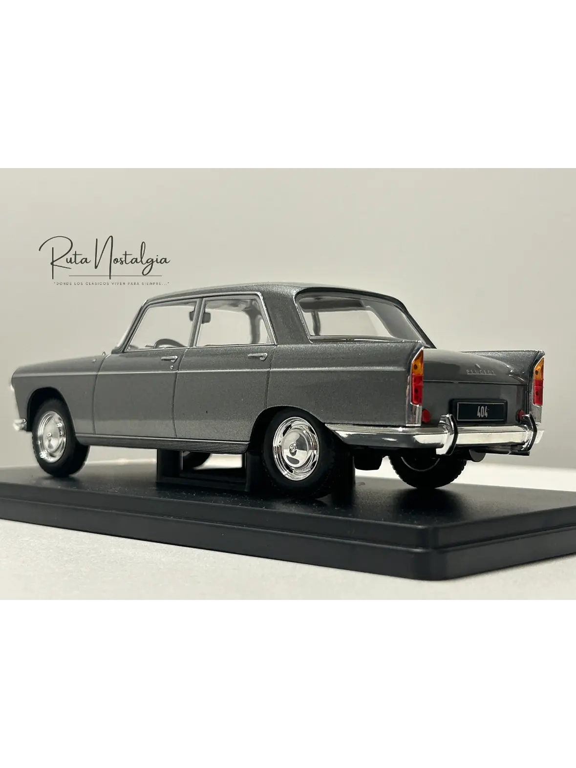 Peugeot 404 1960 — WhiteBox 1:24 | Gris Metálico | El auto familiar chileno de los 60s 7