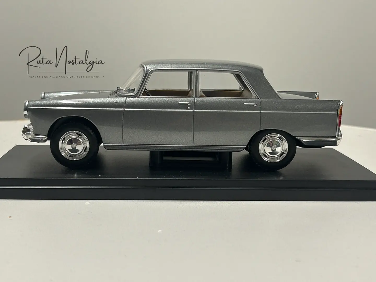 Peugeot 404 1960 — WhiteBox 1:24 | CAJA CON CARTÓN DAÑADO 8