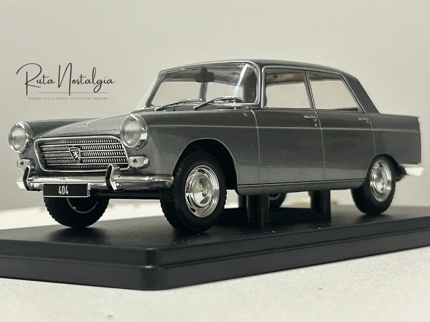 Peugeot 404 1960 — WhiteBox 1:24 | CAJA CON CARTÓN DAÑADO 1
