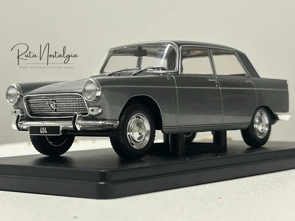 Peugeot 404 1960 — WhiteBox 1:24 | CAJA CON CARTÓN DAÑADO 1