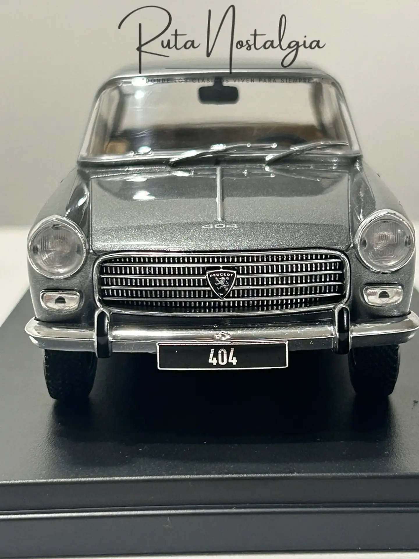 Peugeot 404 1960 — WhiteBox 1:24 | CAJA CON CARTÓN DAÑADO 2