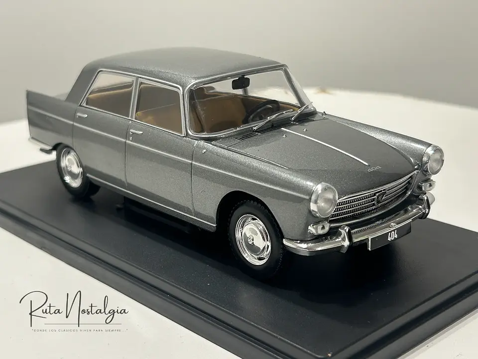 Peugeot 404 1960 — WhiteBox 1:24 | CAJA CON CARTÓN DAÑADO 3