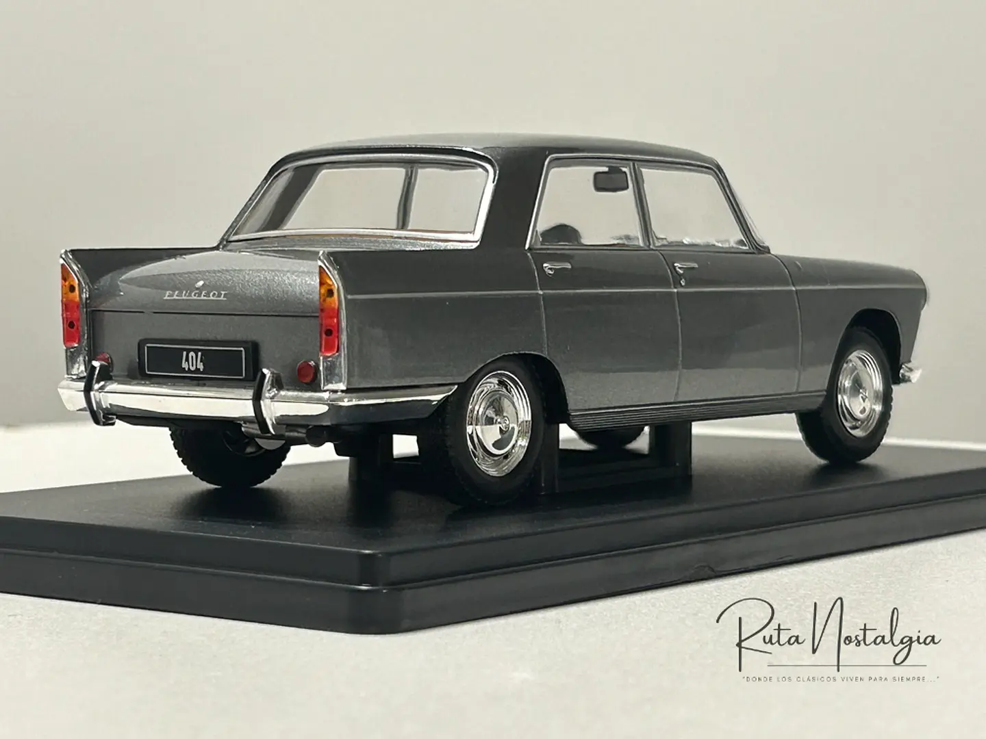 Peugeot 404 1960 — WhiteBox 1:24 | CAJA CON CARTÓN DAÑADO 5
