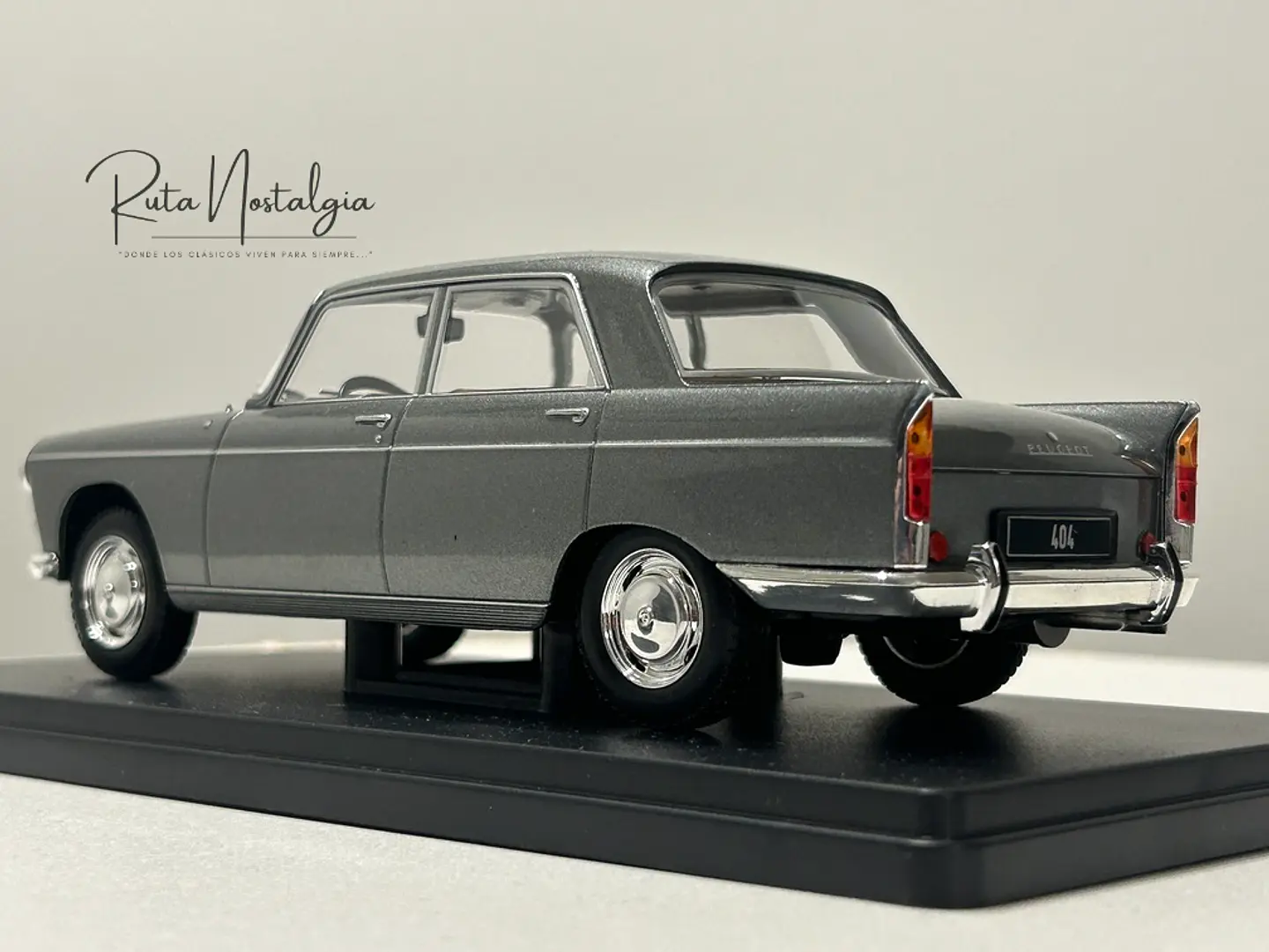 Peugeot 404 1960 — WhiteBox 1:24 | CAJA CON CARTÓN DAÑADO 7