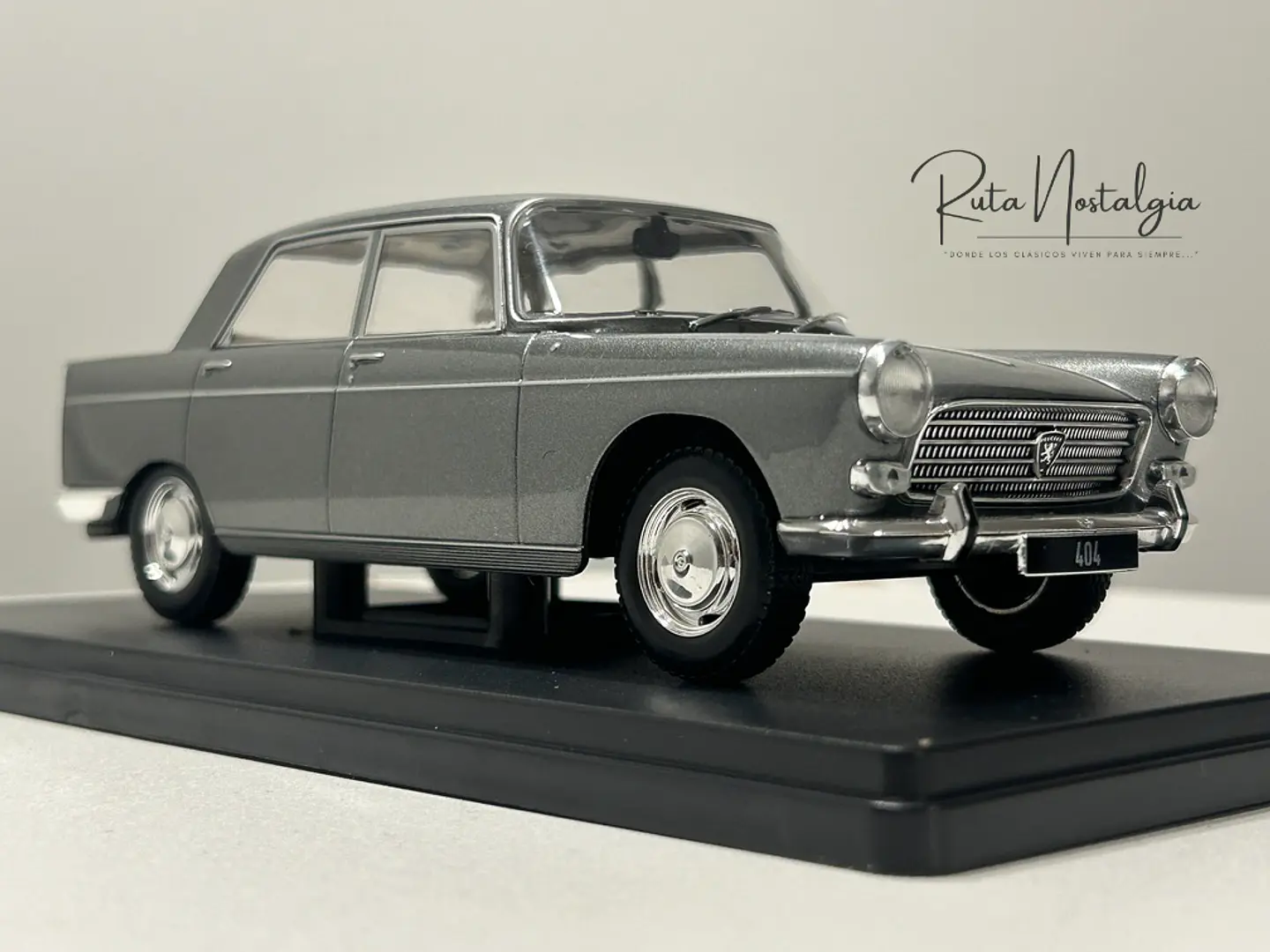 Peugeot 404 1960 — WhiteBox 1:24 | CAJA CON CARTÓN DAÑADO 9