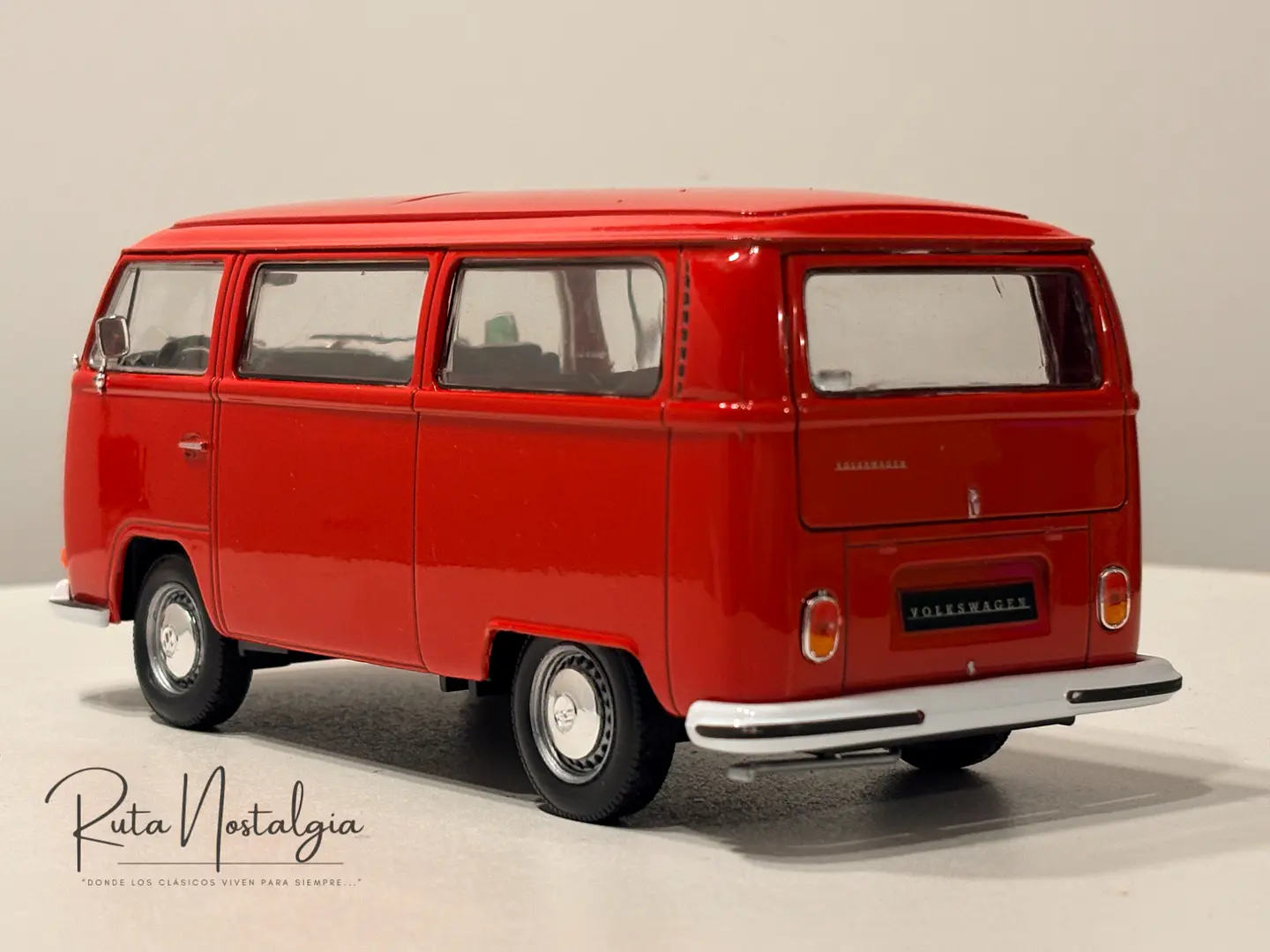 Furgón a escala Volkswagen Kombi T2 Bus 1972 | 1:24 Welly – MODELO CON ESPEJO REPARADO 7