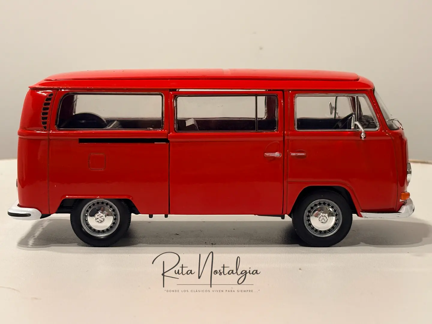 Furgón a escala Volkswagen Kombi T2 Bus 1972 | 1:24 Welly – MODELO CON ESPEJO REPARADO 9