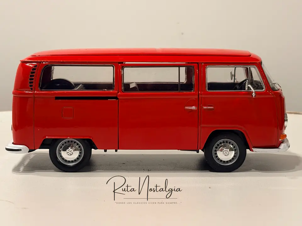 Furgón a escala Volkswagen Kombi T2 Bus 1972 | 1:24 Welly – MODELO CON ESPEJO REPARADO 9