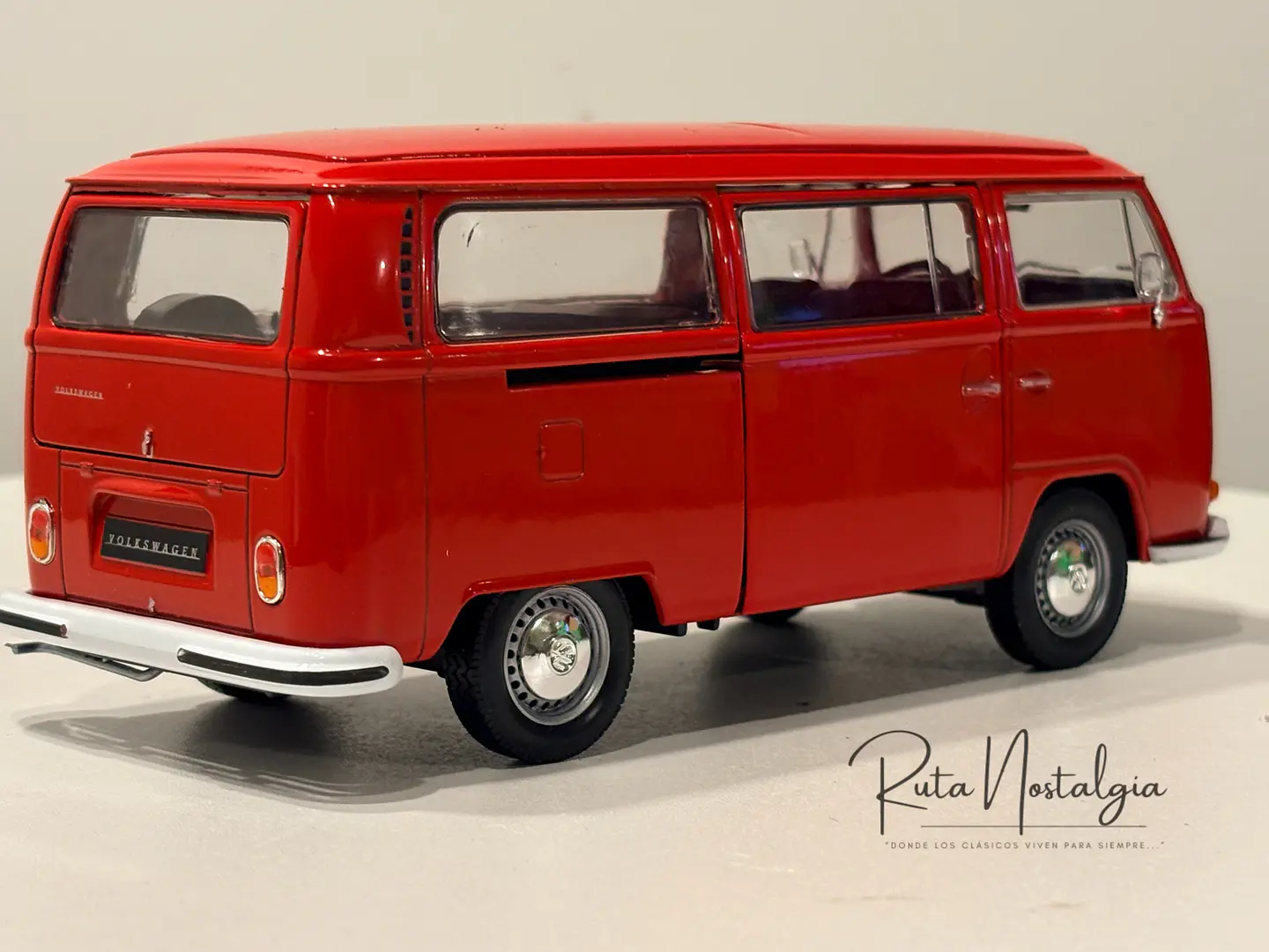 Furgón a escala Volkswagen Kombi T2 Bus 1972 | 1:24 Welly – MODELO CON ESPEJO REPARADO 8