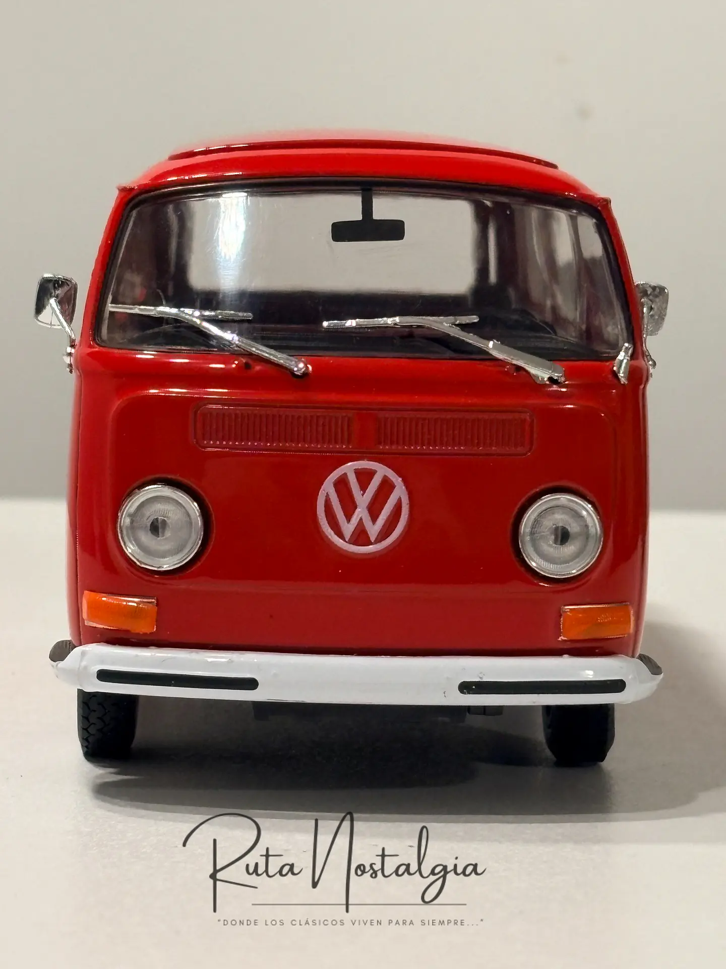 Furgón a escala Volkswagen Kombi T2 Bus 1972 | 1:24 Welly – MODELO CON ESPEJO REPARADO 4
