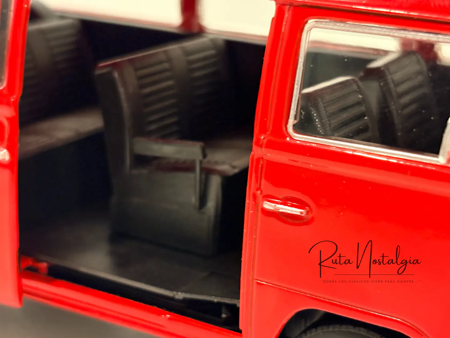 Furgón a escala Volkswagen Kombi T2 Bus 1972 | 1:24 Welly – MODELO CON ESPEJO REPARADO 2