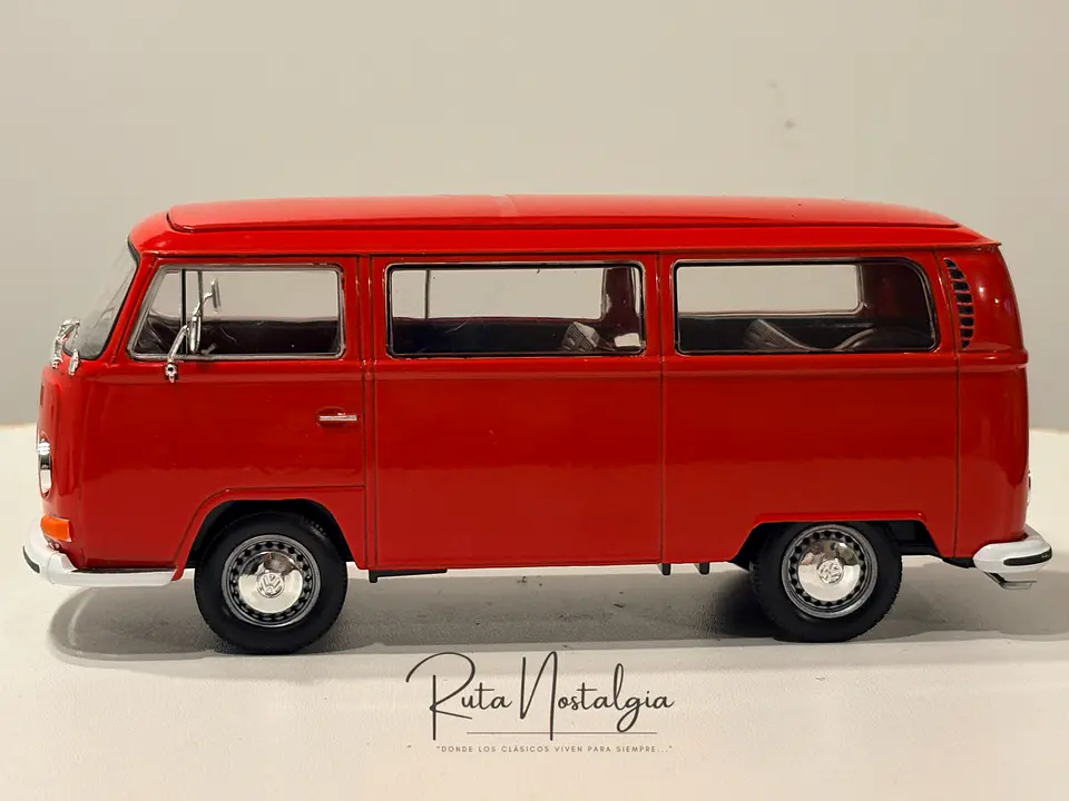 Furgón a escala Volkswagen Kombi T2 Bus 1972 | 1:24 Welly – MODELO CON ESPEJO REPARADO 6