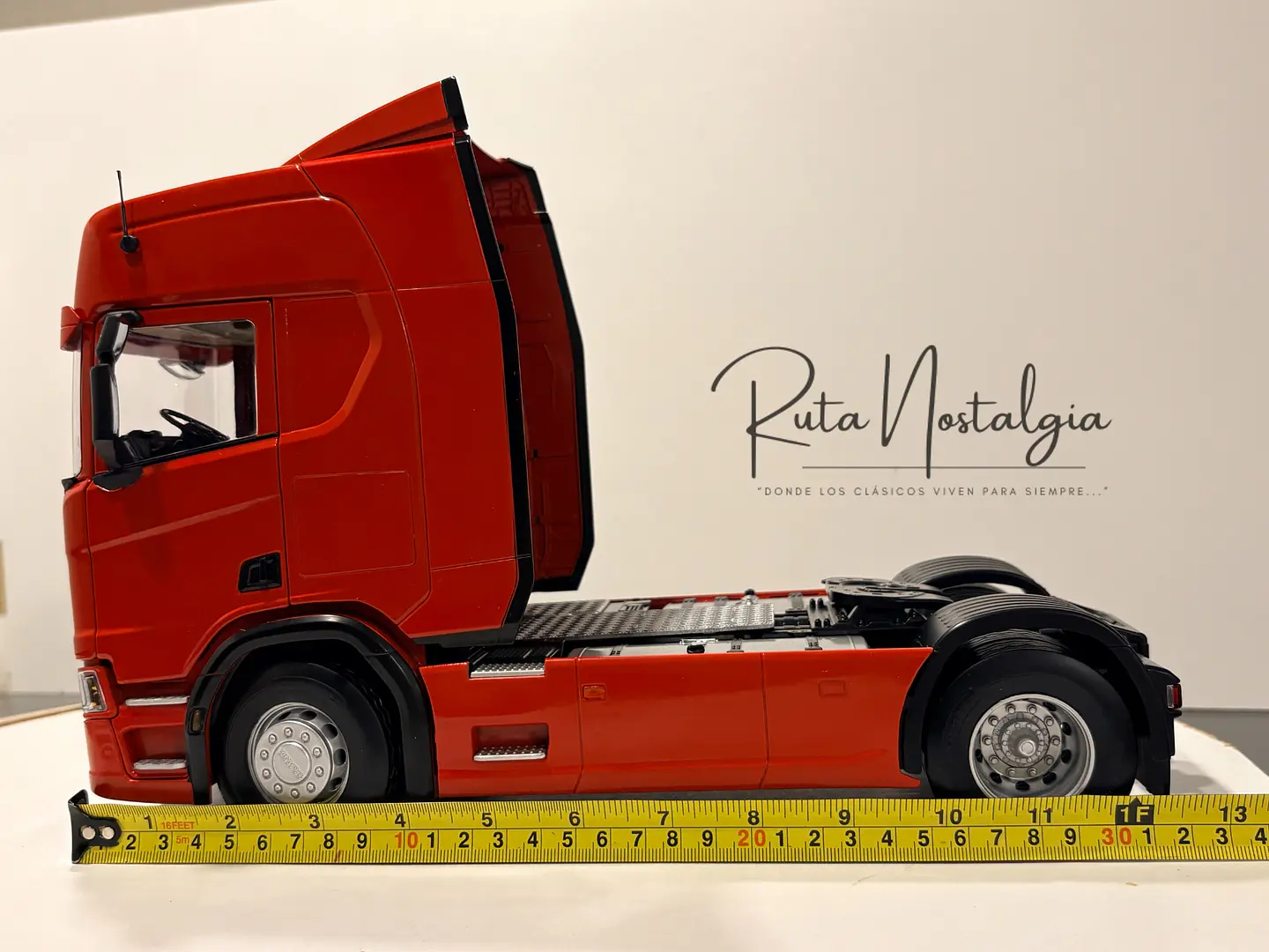 Camión a escala Scania R-Series Topline 2019 | 1:18 Premium ClassiXXs by IXO | MODELO SIN CAJA EXTERNA.  ACCESORIO INTERNO SUELTO. 10