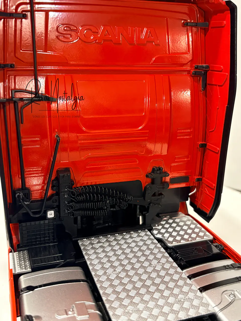 Camión a escala Scania R-Series Topline 2019 | 1:18 Premium ClassiXXs by IXO | MODELO SIN CAJA EXTERNA.  ACCESORIO INTERNO SUELTO. 8