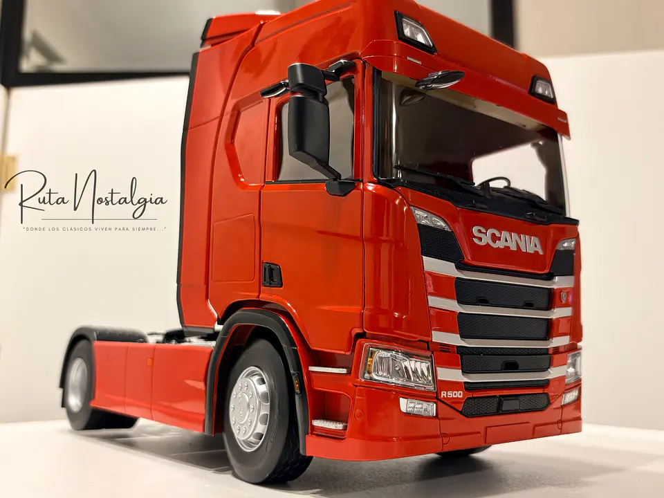 Camión a escala Scania R-Series Topline 2019 | 1:18 Premium ClassiXXs by IXO | MODELO SIN CAJA EXTERNA.  ACCESORIO INTERNO SUELTO. 13