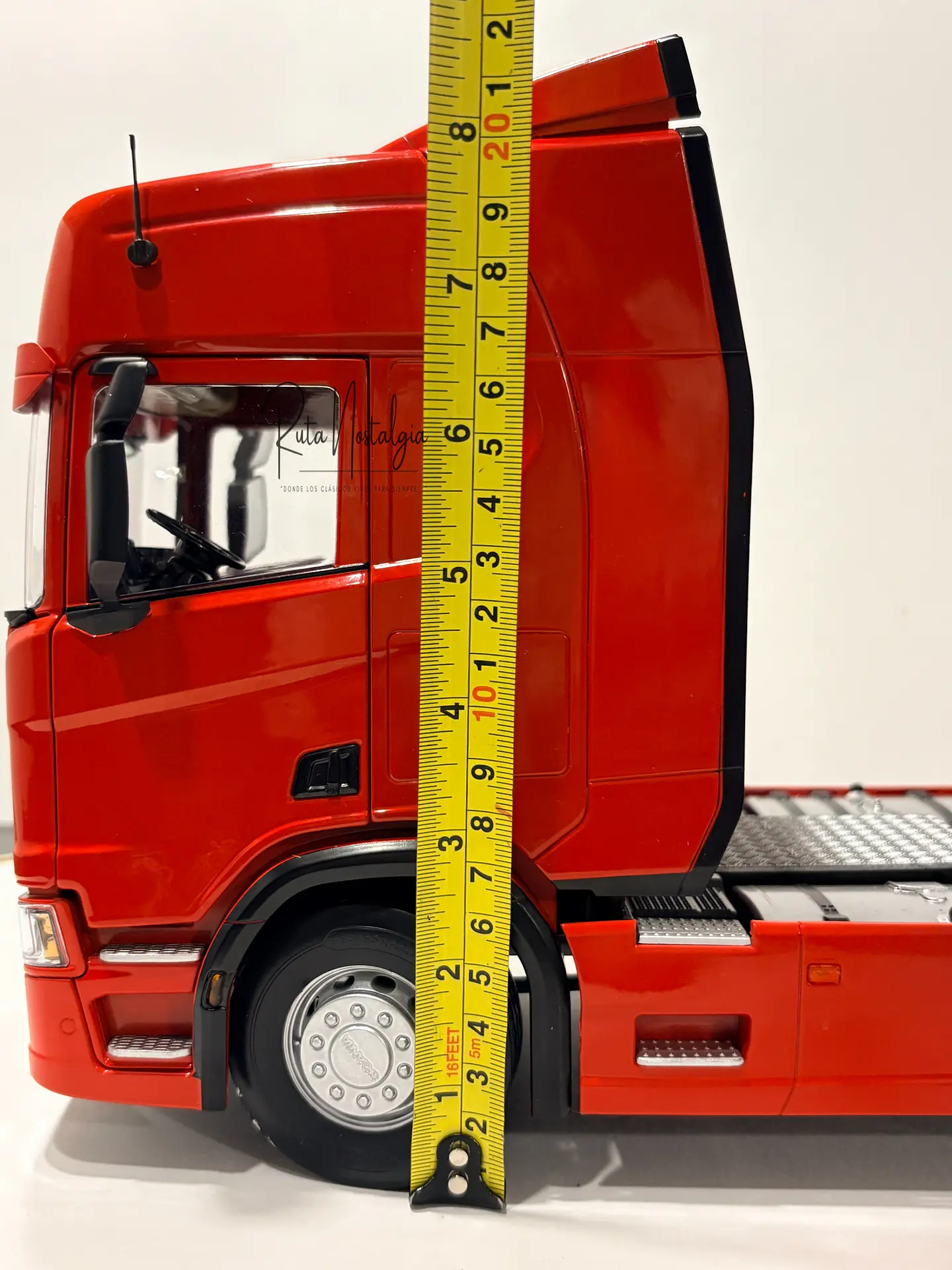 Camión a escala Scania R-Series Topline 2019 | 1:18 Premium ClassiXXs by IXO | MODELO SIN CAJA EXTERNA.  ACCESORIO INTERNO SUELTO. 11